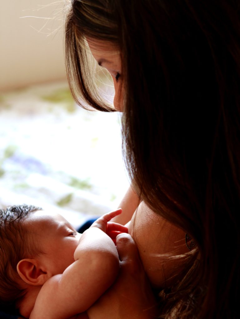 szopási sztrájk esetén a baba alkalmanként vagy teljesen elutasítja a mellet